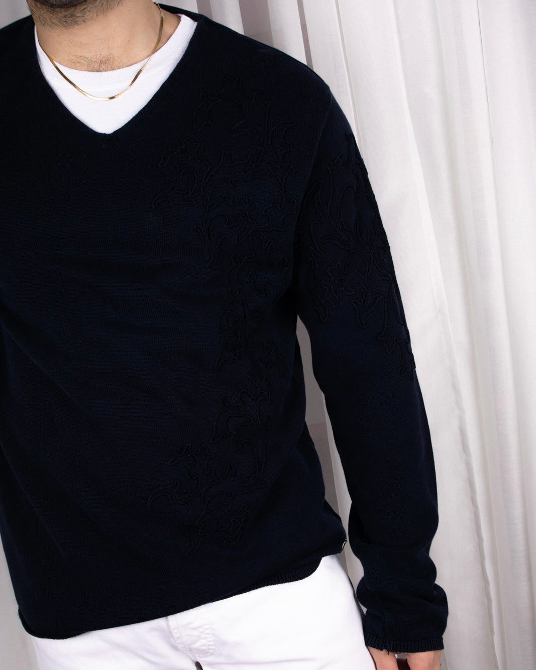 Embroidered V-Neck Knit (L)