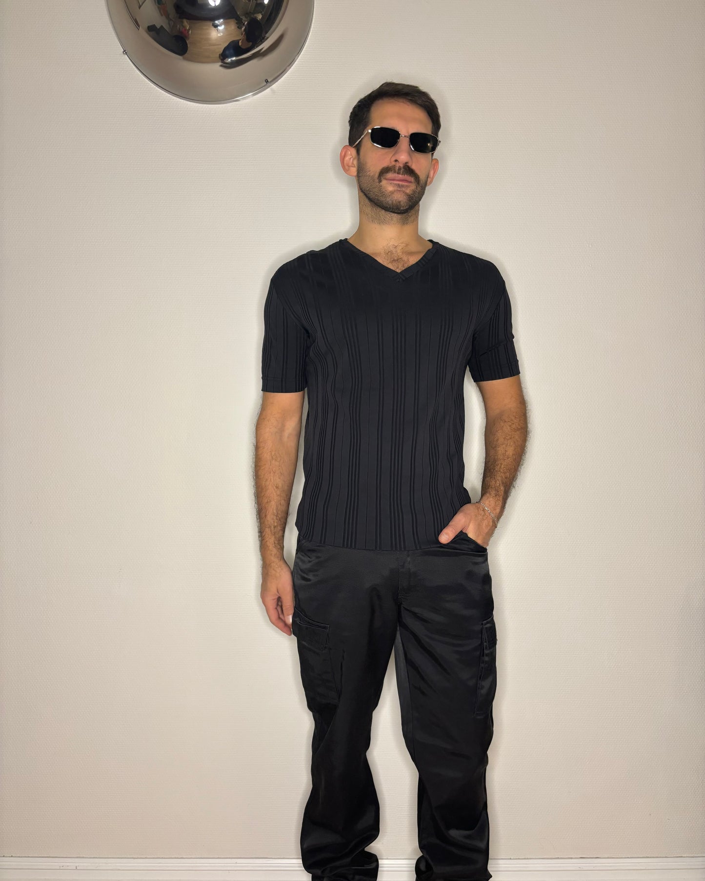 V-Neck T-Shirt (L)