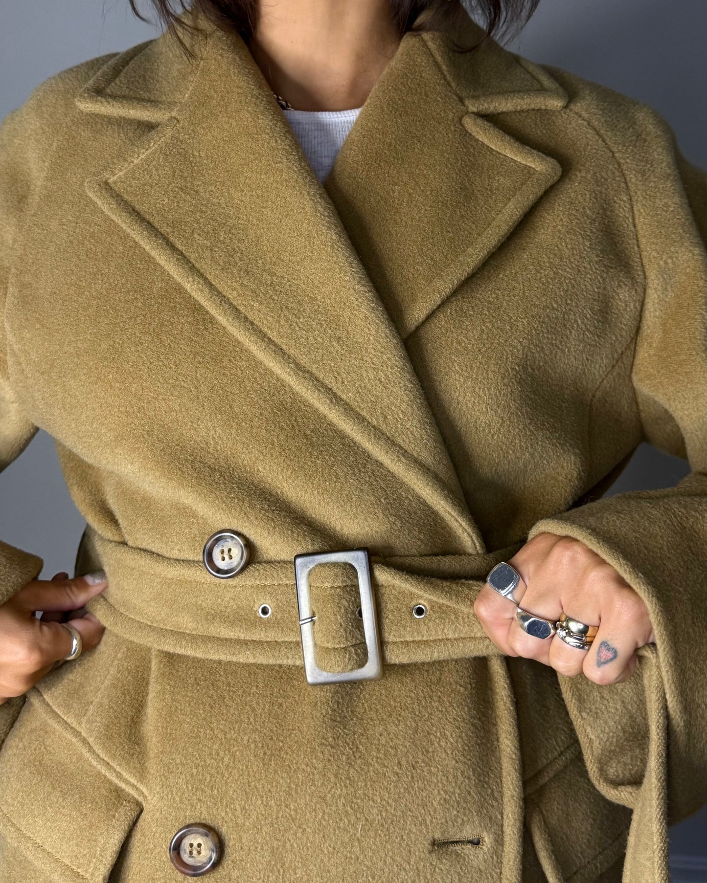 A belted overcoat in brown color with raglan sleeves, made by Max&Co. by Max Mara.